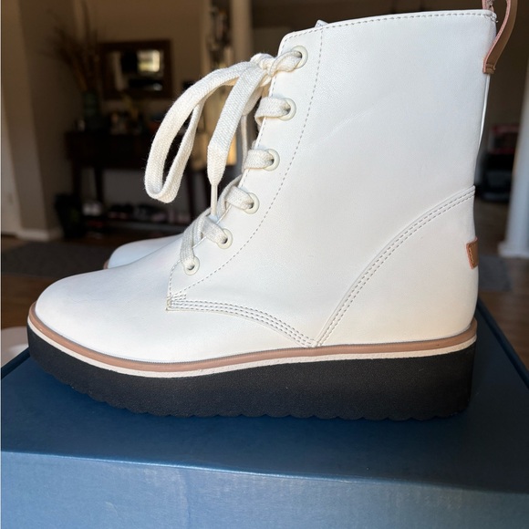 NEW Dr. Scholl’s White Boot - Size 6M - Picture 3 of 8